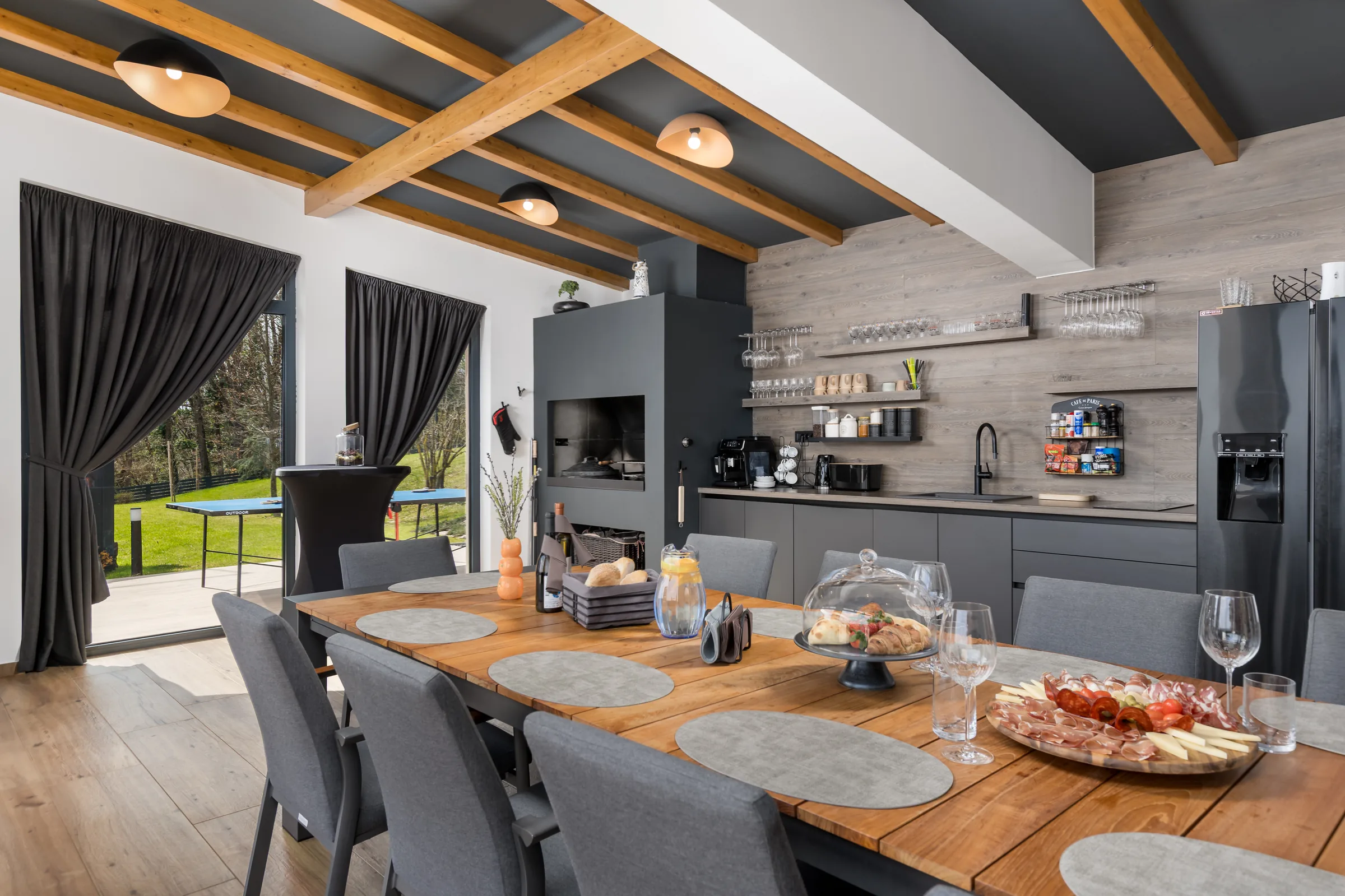 Druženje i blagovaonica u Five Senses Houseu