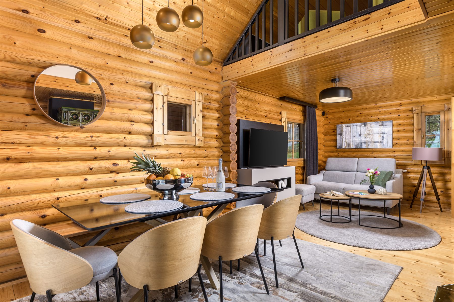 Blagovaonski lounge sa slojevitim teksturama i mekim dnevnim svjetlom.