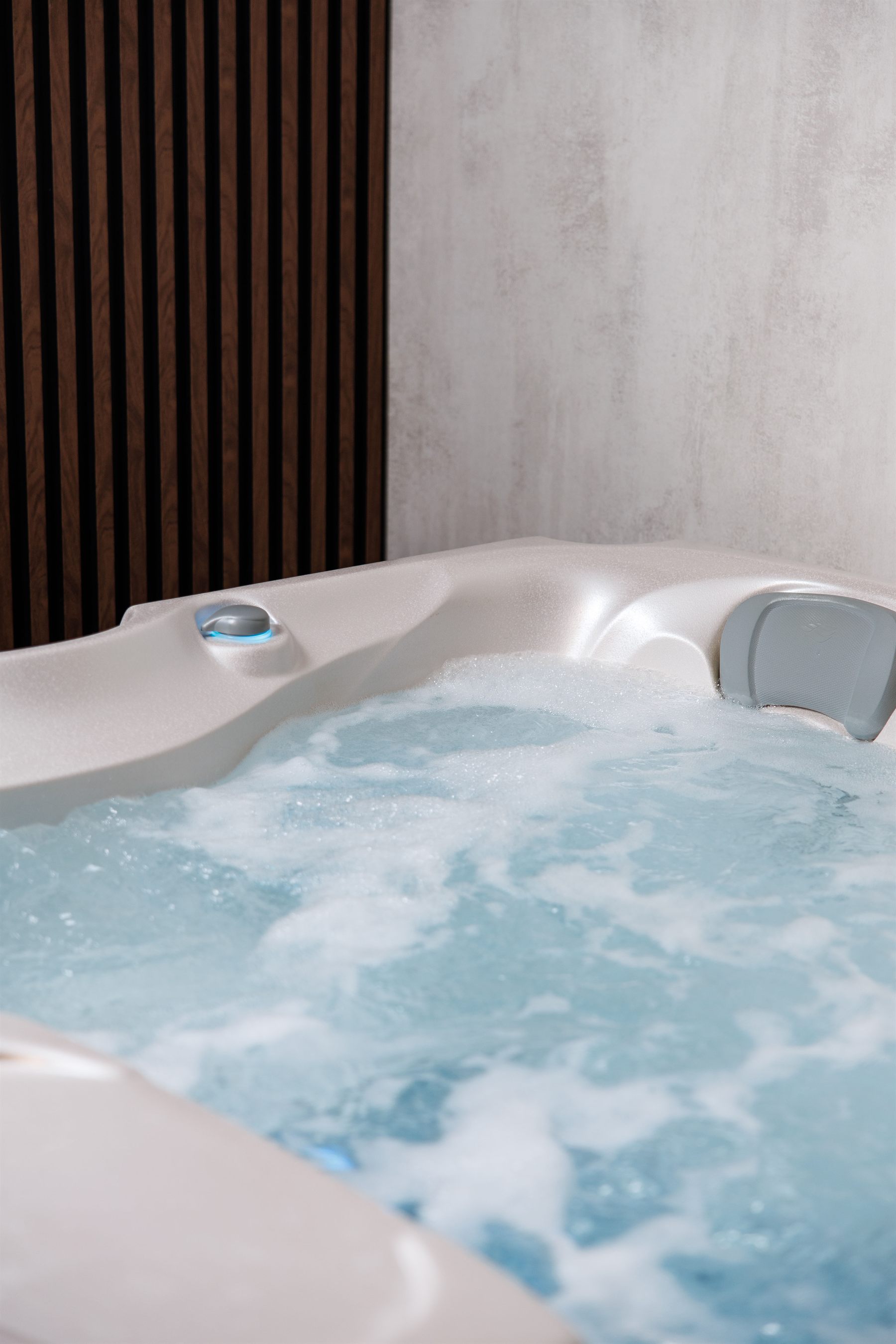 Unutarnji jacuzzi prostor s ambijentalnim osvjetljenjem.