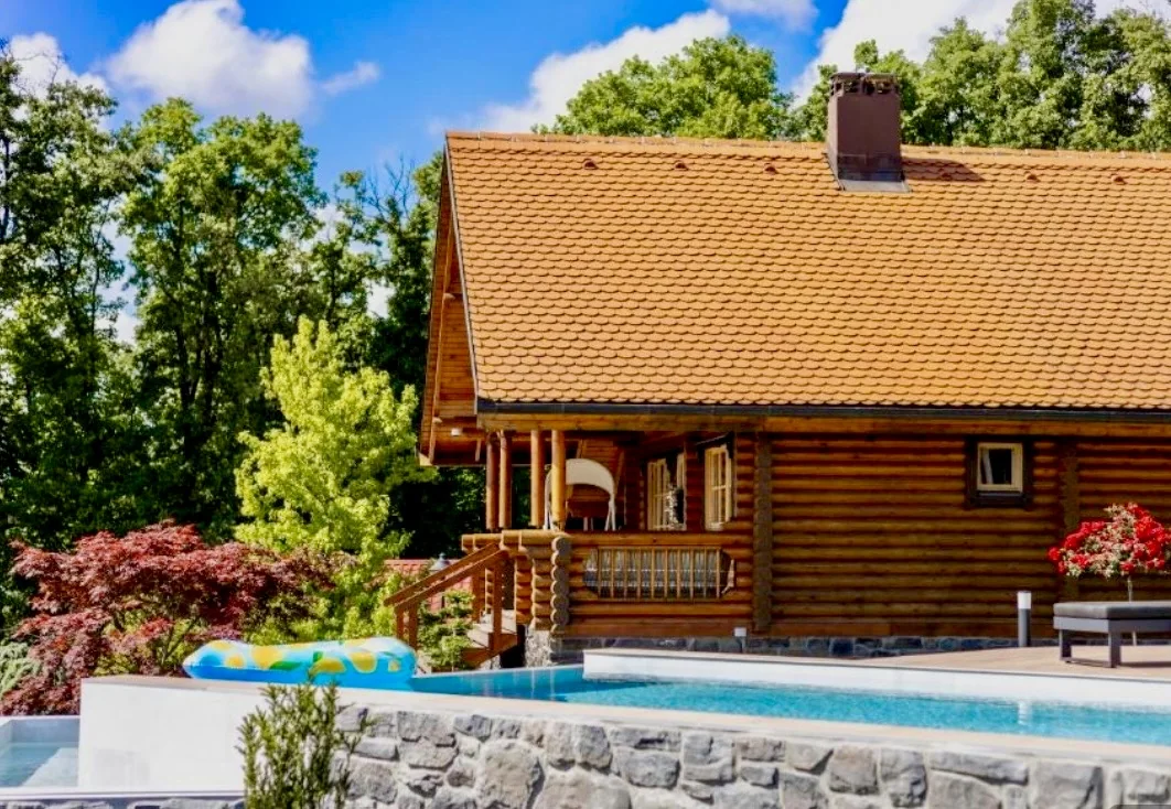 Bazen i terasa u Five Senses Houseu